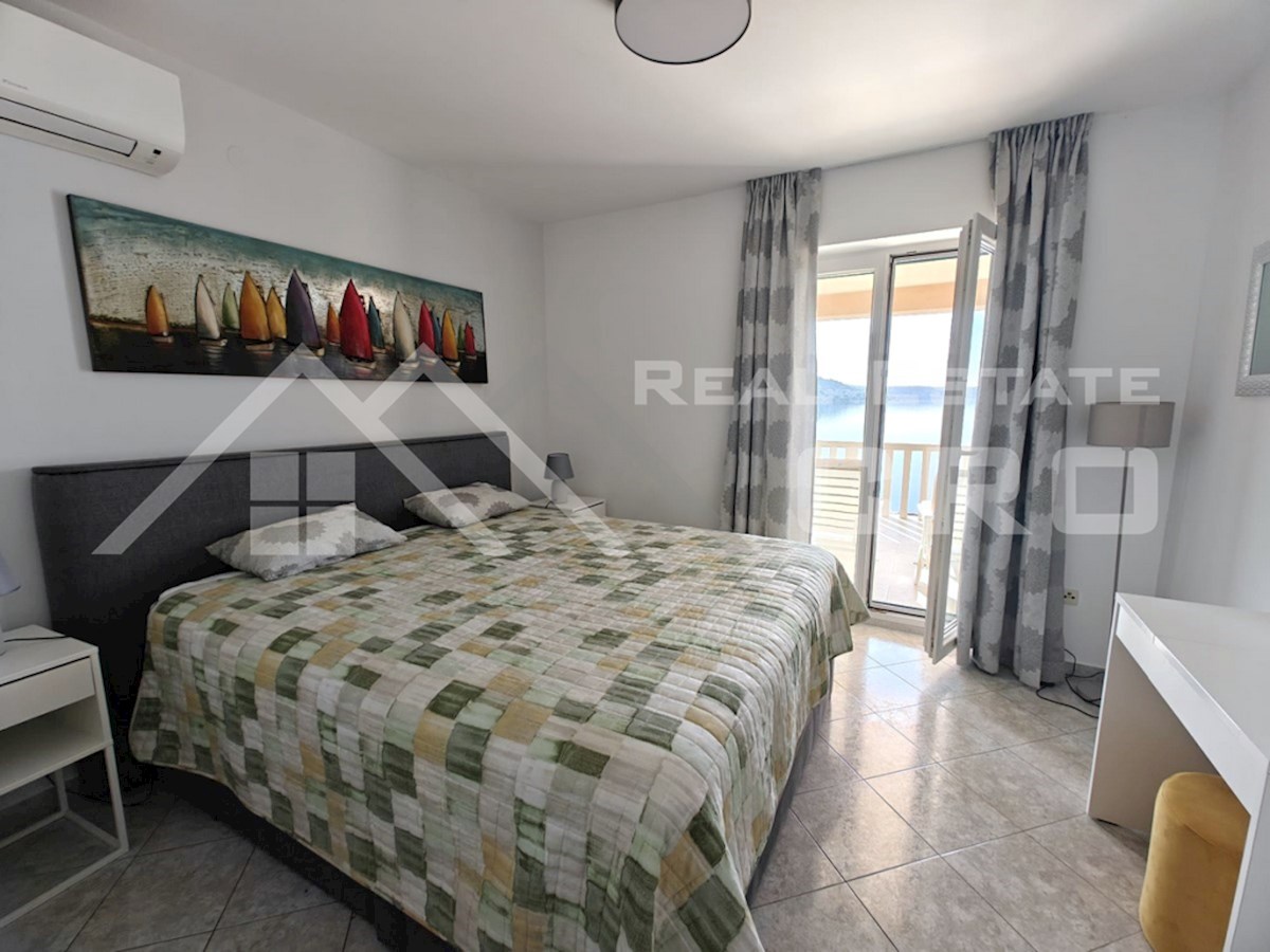 Nepremičnine Rogoznica – Apartmajska hiša nad prodnato plažo, območje Rogoznice, prodamo