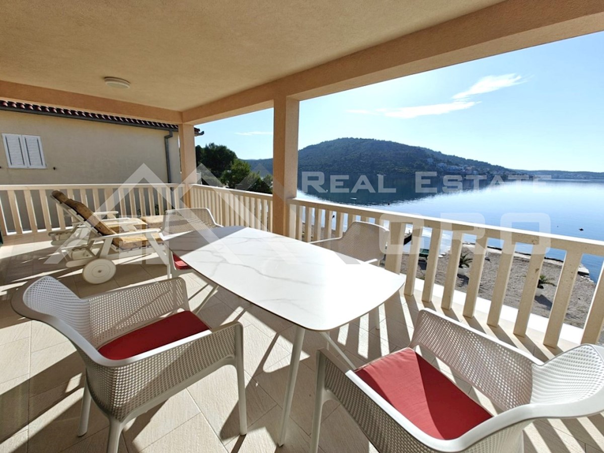 Nepremičnine Rogoznica – Apartmajska hiša nad prodnato plažo, območje Rogoznice, prodamo