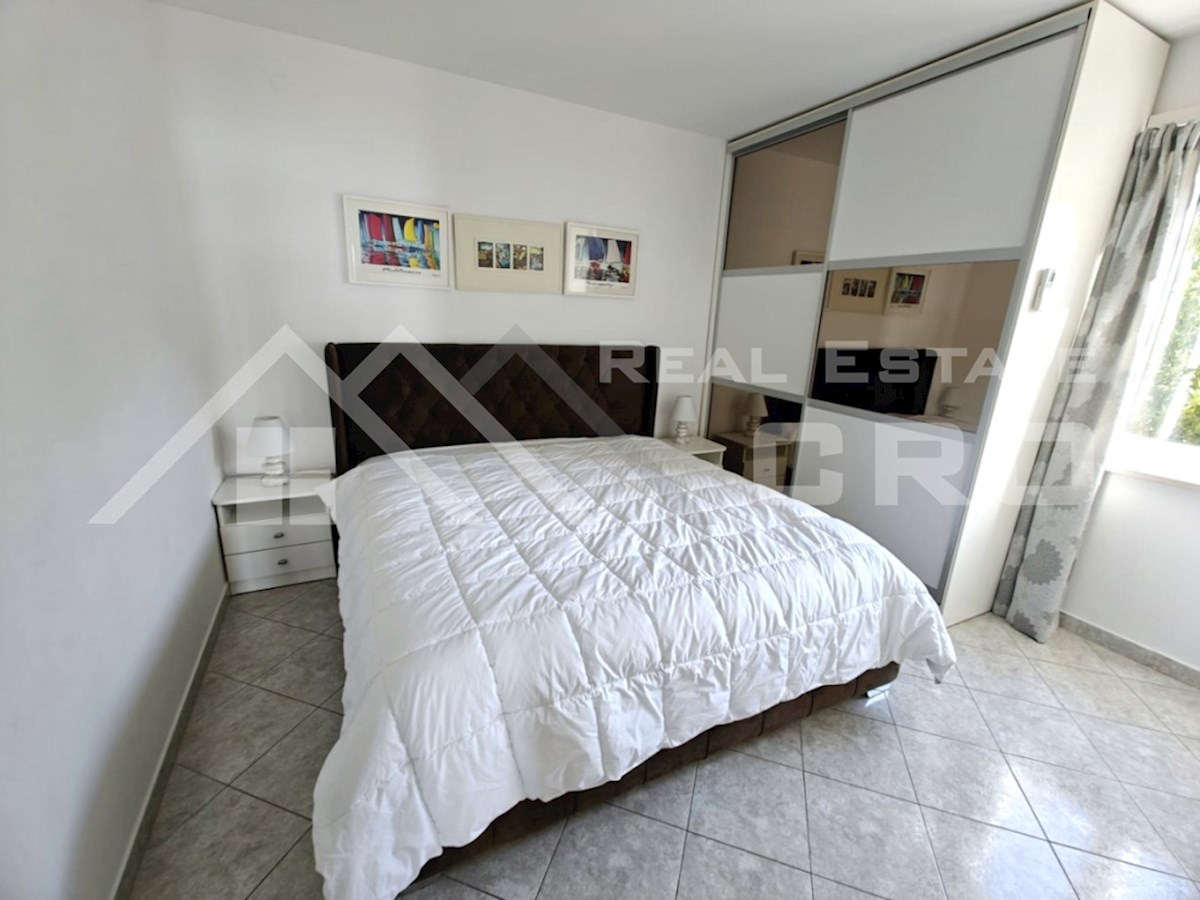 Nepremičnine Rogoznica – Apartmajska hiša nad prodnato plažo, območje Rogoznice, prodamo