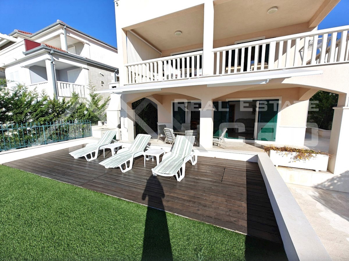 Nepremičnine Rogoznica – Apartmajska hiša nad prodnato plažo, območje Rogoznice, prodamo