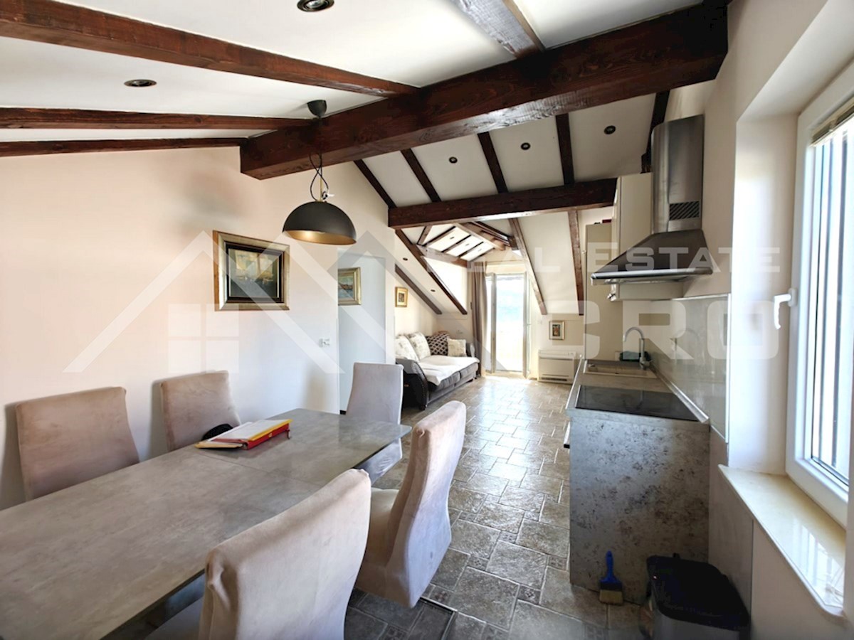 Nepremičnine Rogoznica – Apartmajska hiša nad prodnato plažo, območje Rogoznice, prodamo