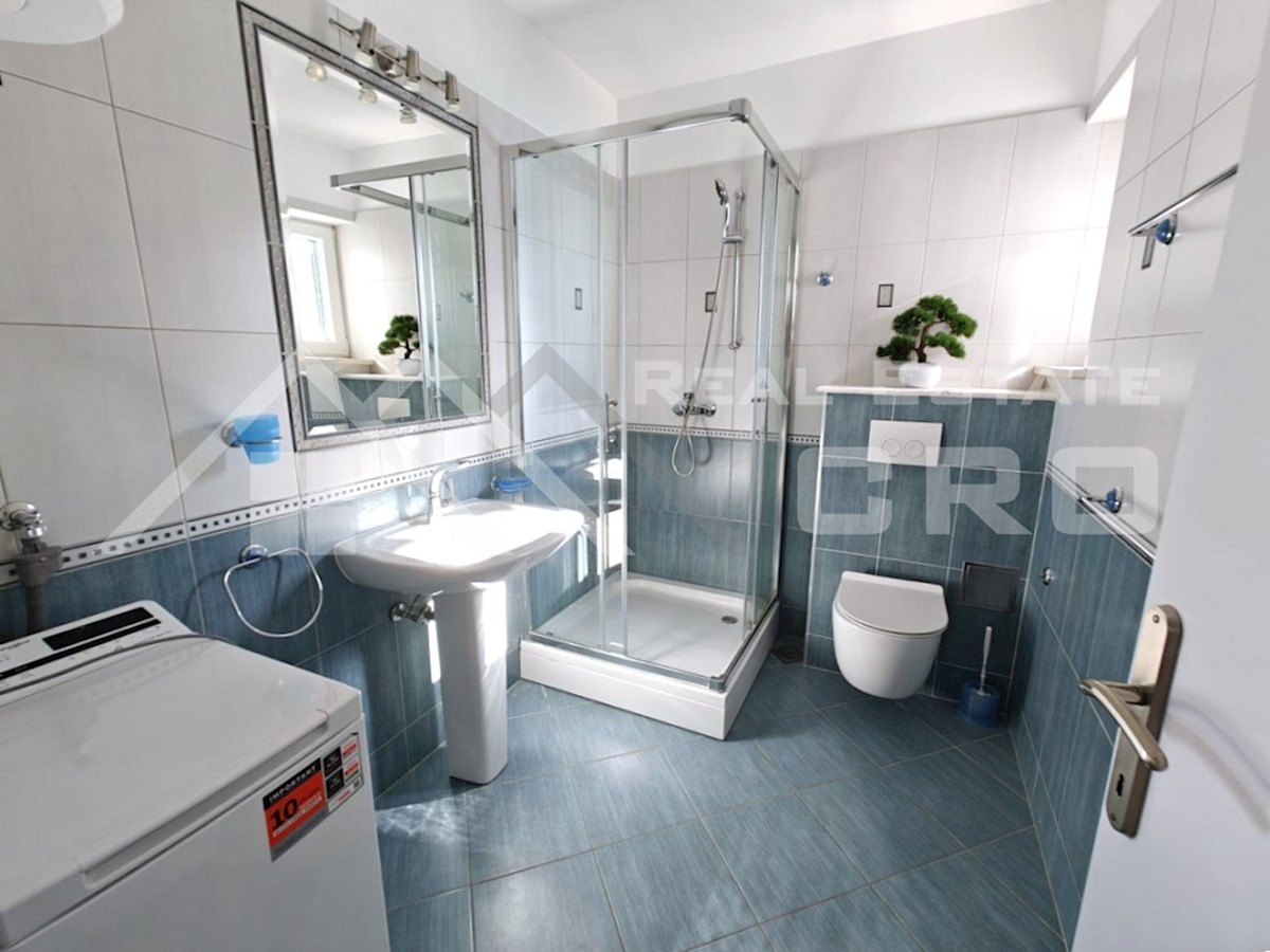 Nepremičnine Rogoznica – Apartmajska hiša nad prodnato plažo, območje Rogoznice, prodamo