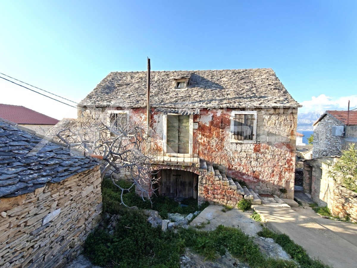 Nepremičnine Brač - Kamnita hiša za obnovo z vrtom, parkiriščem in pogledom na morje, naprodaj