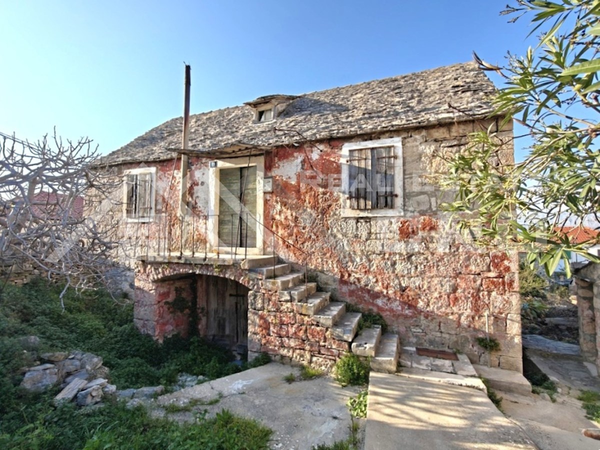 Nepremičnine Brač - Kamnita hiša za obnovo z vrtom, parkiriščem in pogledom na morje, naprodaj