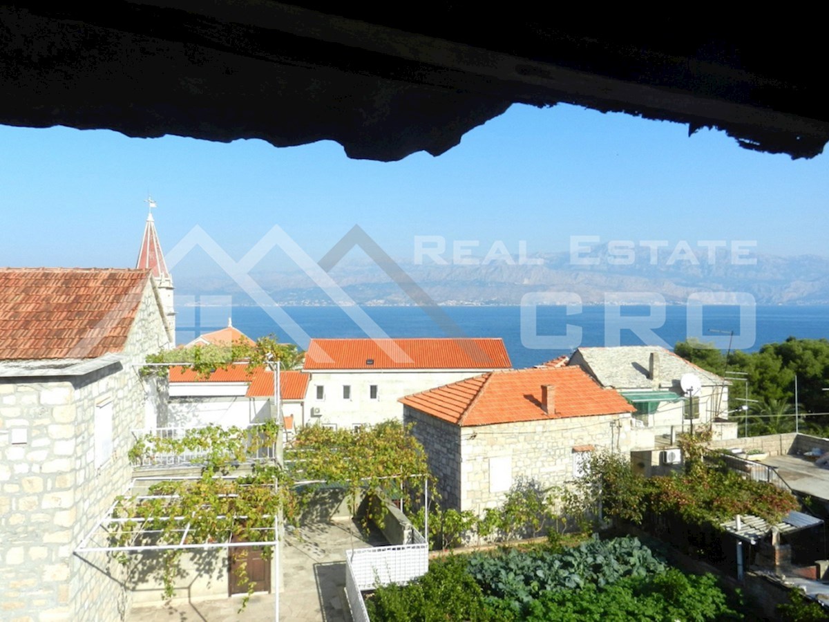 Nepremičnine Brač - Kamnita hiša za obnovo z vrtom, parkiriščem in pogledom na morje, naprodaj