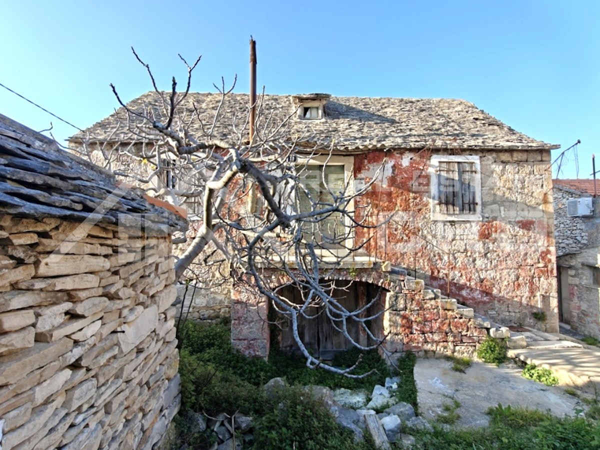 Nepremičnine Brač - Kamnita hiša za obnovo z vrtom, parkiriščem in pogledom na morje, naprodaj