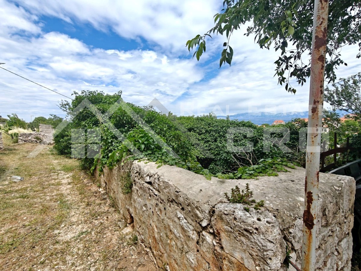 Nepremičnine Brač – Zgodovinska kamnita hiša in parcele v mirnem okolju v Mircih, prodamo