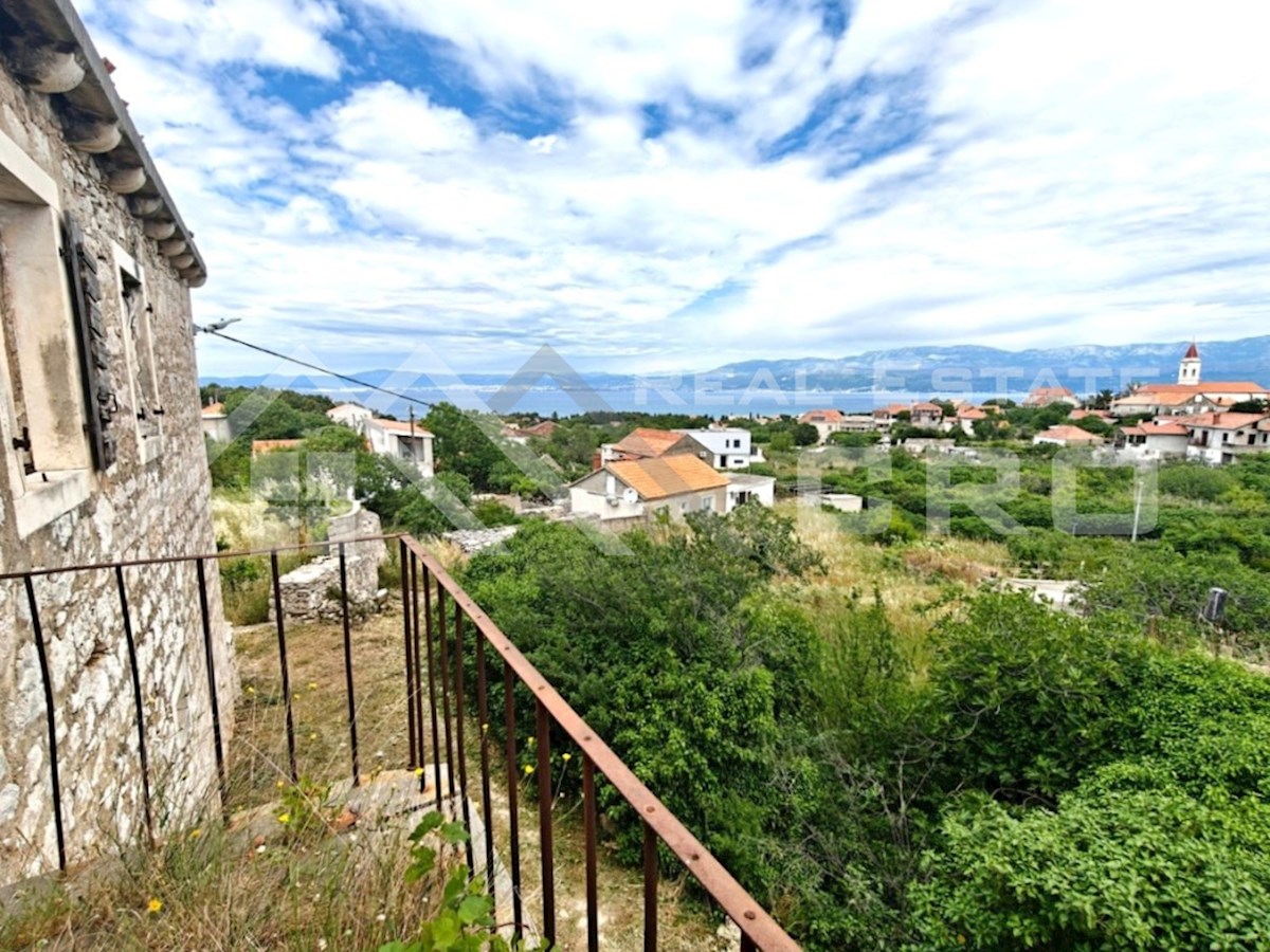 Nepremičnine Brač – Zgodovinska kamnita hiša in parcele v mirnem okolju v Mircih, prodamo