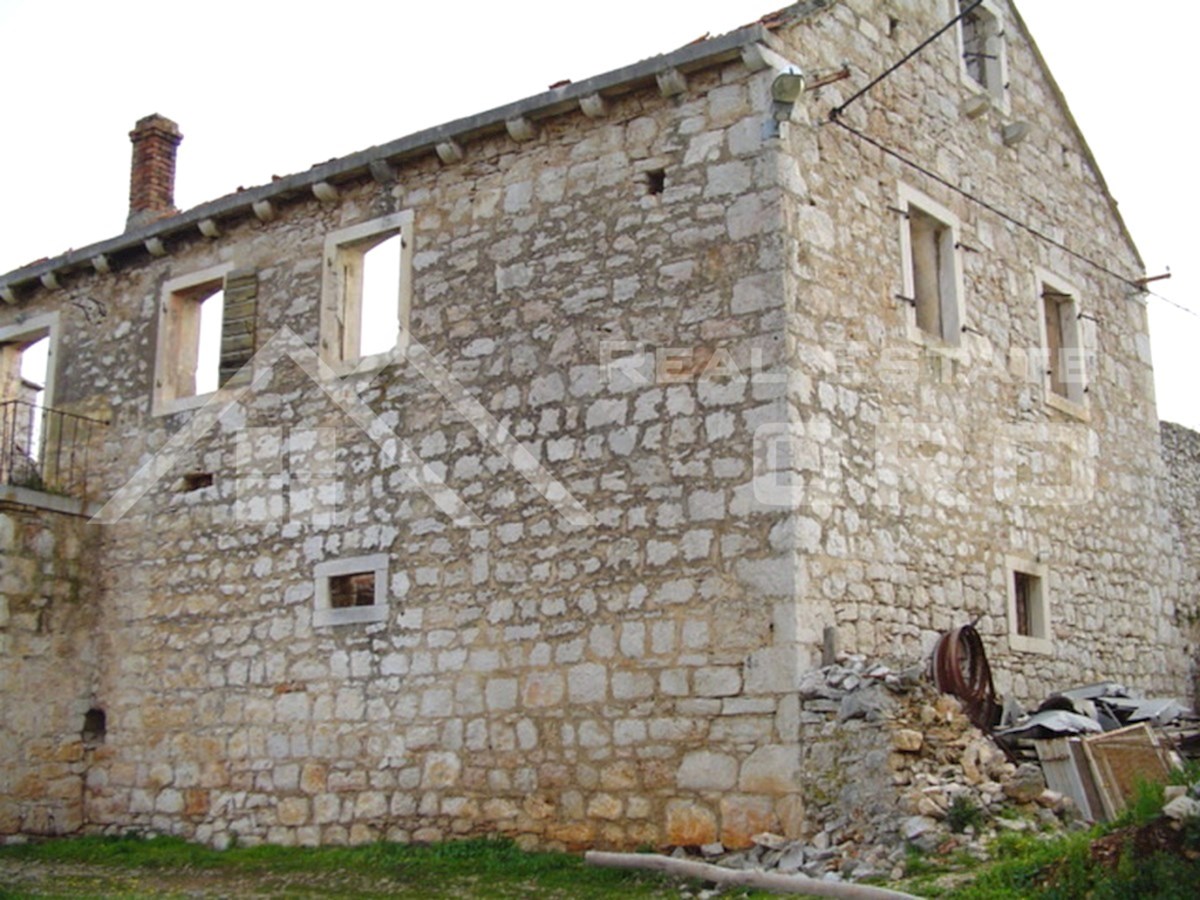 Nepremičnine Brač – Zgodovinska kamnita hiša in parcele v mirnem okolju v Mircih, prodamo