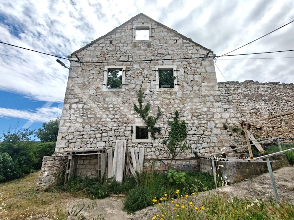 Nepremičnine Brač – Zgodovinska kamnita hiša in parcele v mirnem okolju v Mircih, prodamo