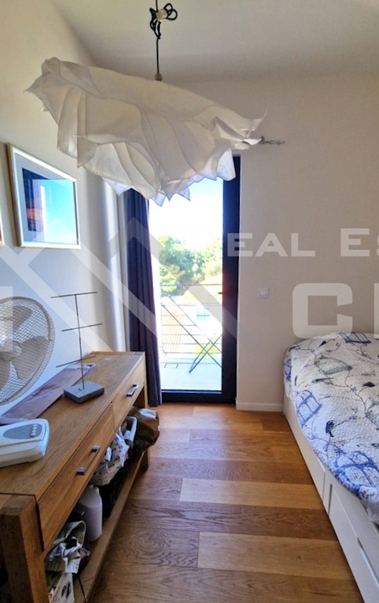 Nepremičnine Brač - Elegantno opremljen dvonadstropni penthouse v bližini morja in plaže, prodamo