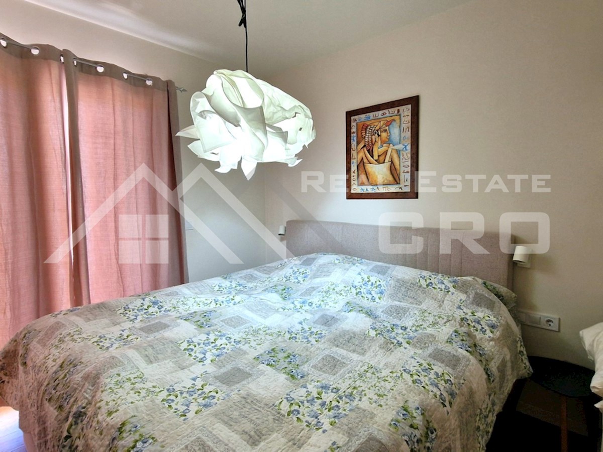 Nepremičnine Brač - Elegantno opremljen dvonadstropni penthouse v bližini morja in plaže, prodamo