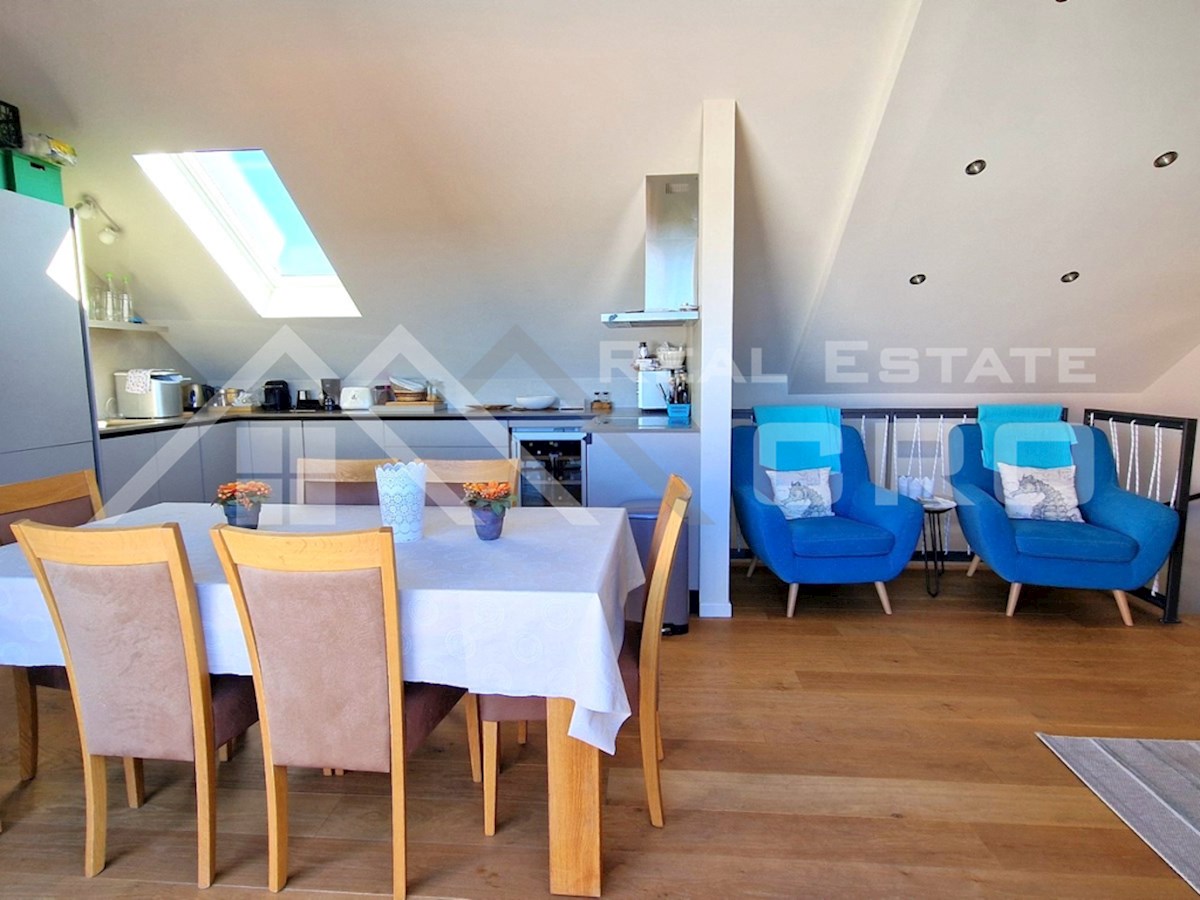 Nepremičnine Brač - Elegantno opremljen dvonadstropni penthouse v bližini morja in plaže, prodamo
