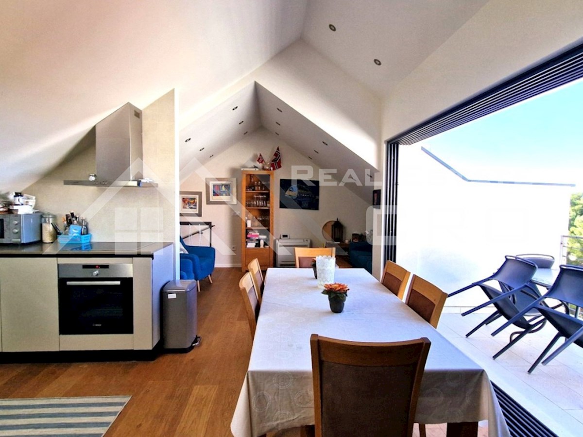 Nepremičnine Brač - Elegantno opremljen dvonadstropni penthouse v bližini morja in plaže, prodamo