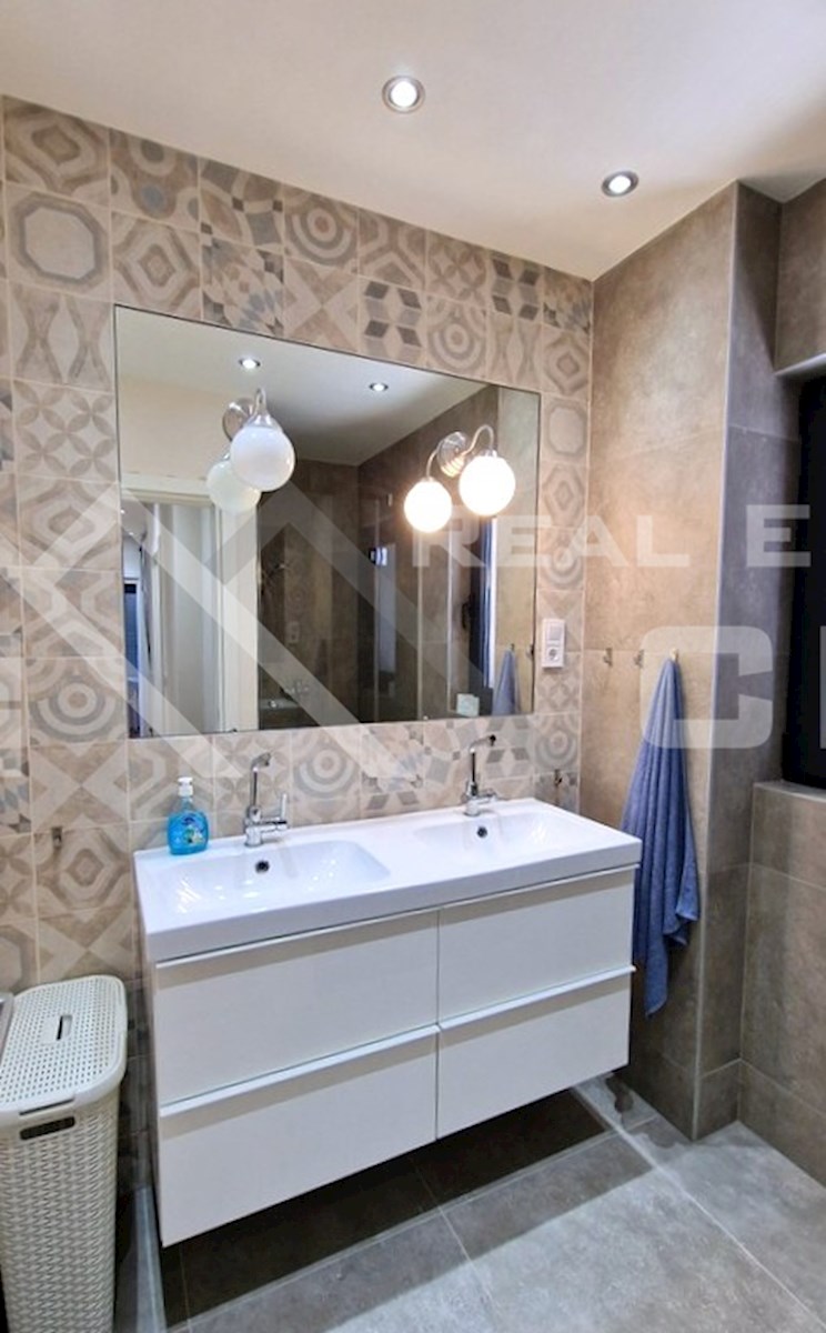 Nepremičnine Brač - Elegantno opremljen dvonadstropni penthouse v bližini morja in plaže, prodamo
