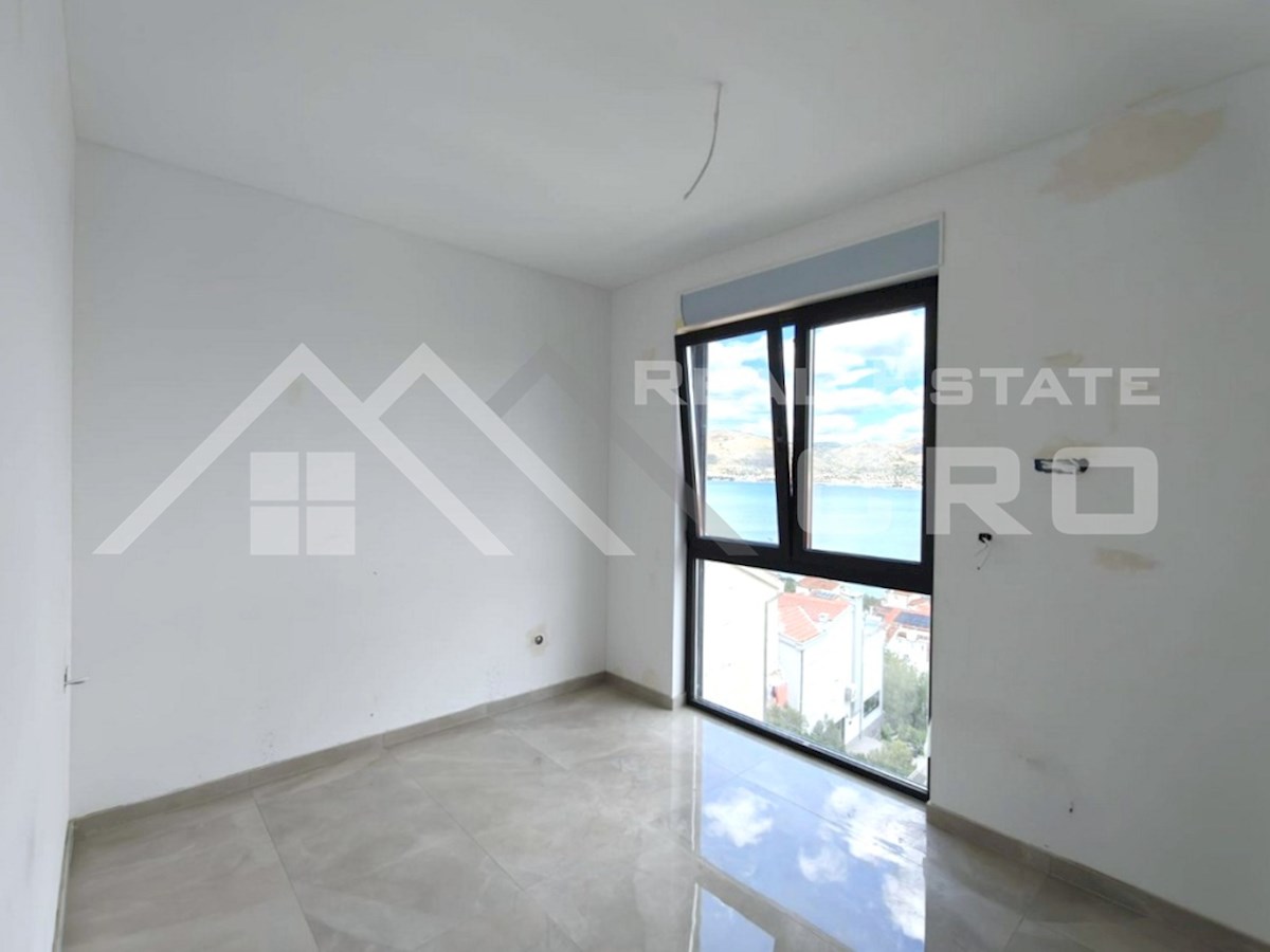 Nepremičnine Čiovo – Luksuzno penthouse stanovanje s prostorno strešno teraso, v bližini plaže, prodamo