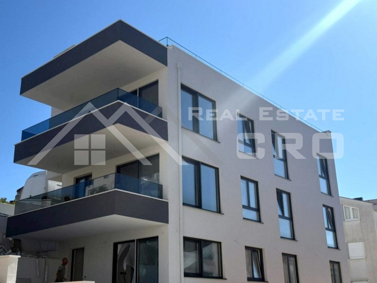 Nepremičnine Čiovo – Luksuzno penthouse stanovanje s prostorno strešno teraso, v bližini plaže, prodamo