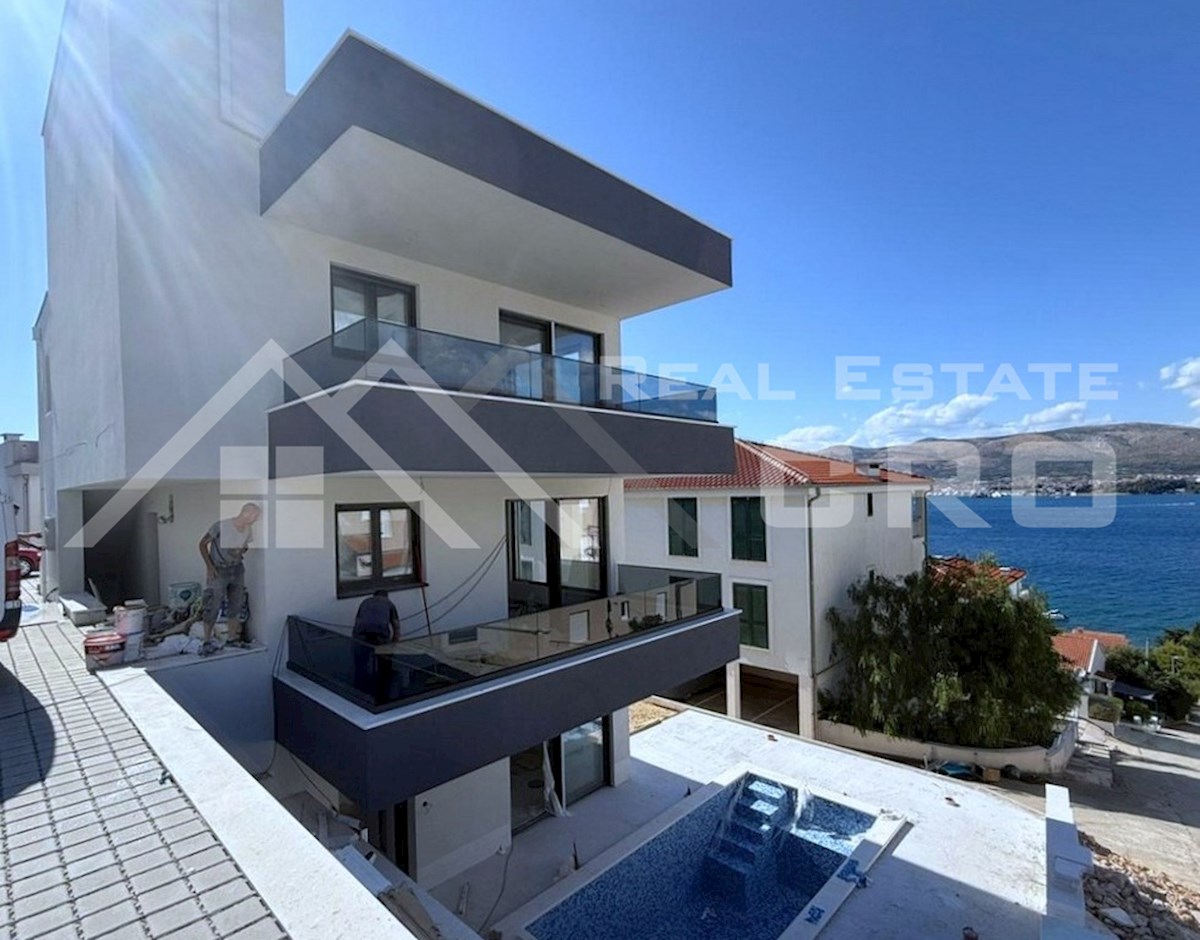 Nepremičnine Čiovo – Luksuzno penthouse stanovanje s prostorno strešno teraso, v bližini plaže, prodamo
