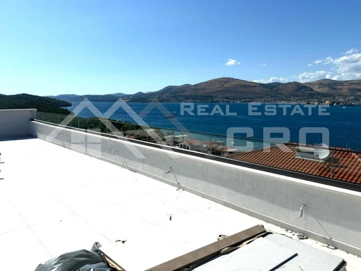 Nepremičnine Čiovo – Luksuzno penthouse stanovanje s prostorno strešno teraso, v bližini plaže, prodamo
