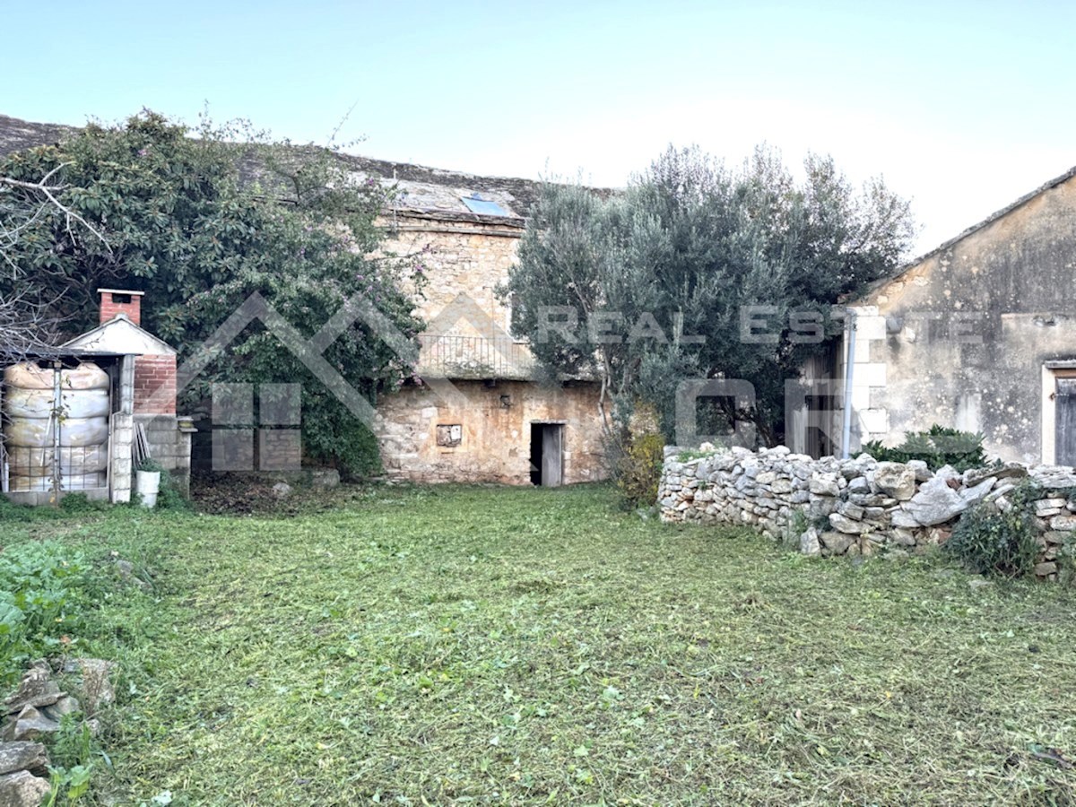 Nepremičnine Brač – Zgodovinska kamnita hiša s projektom prenove v luksuzno vilo, prodamo