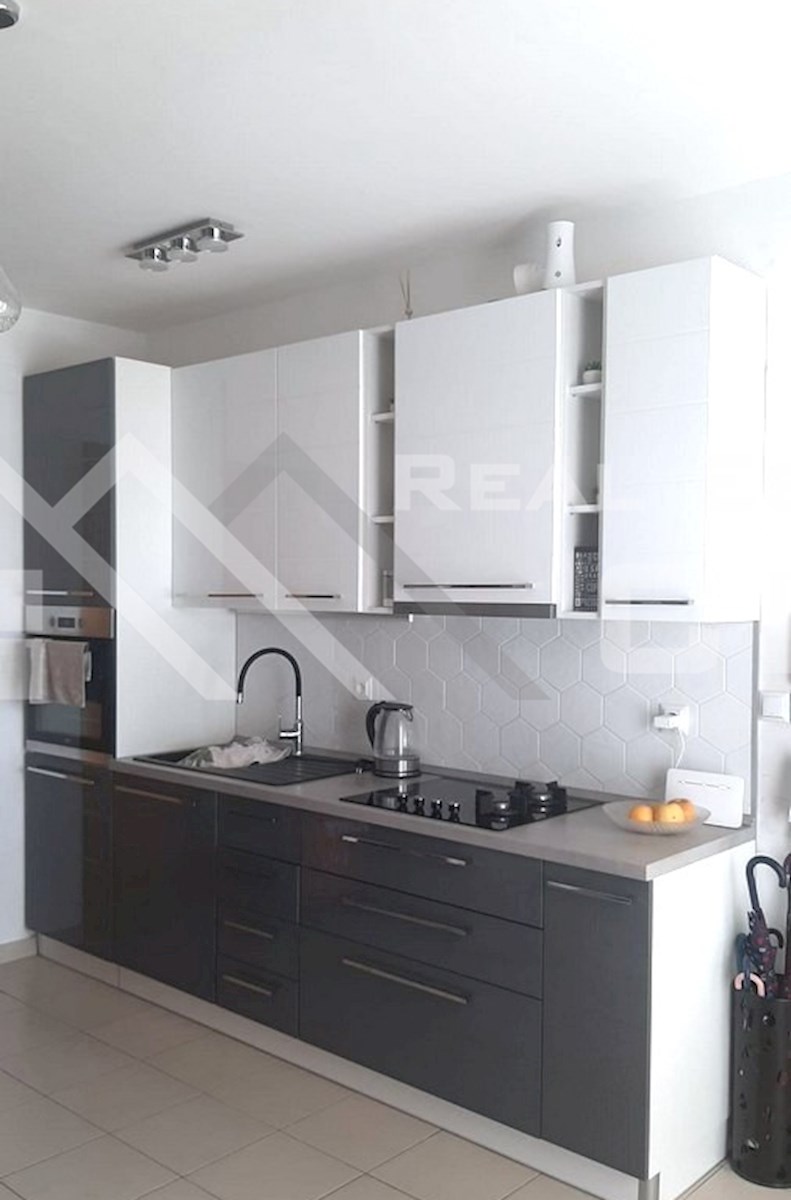 Nepremičnine Brač – Prenovljeno dvosobno stanovanje z ložo in pogledom na morje, prodamo