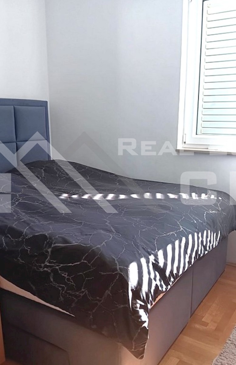 Nepremičnine Brač – Prenovljeno dvosobno stanovanje z ložo in pogledom na morje, prodamo
