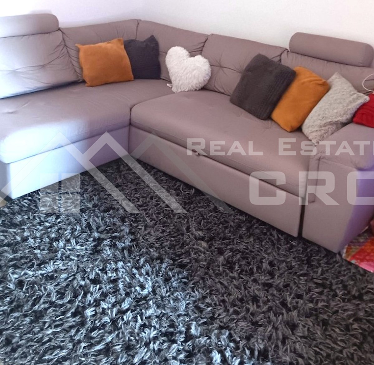 Nepremičnine Brač – Prenovljeno dvosobno stanovanje z ložo in pogledom na morje, prodamo