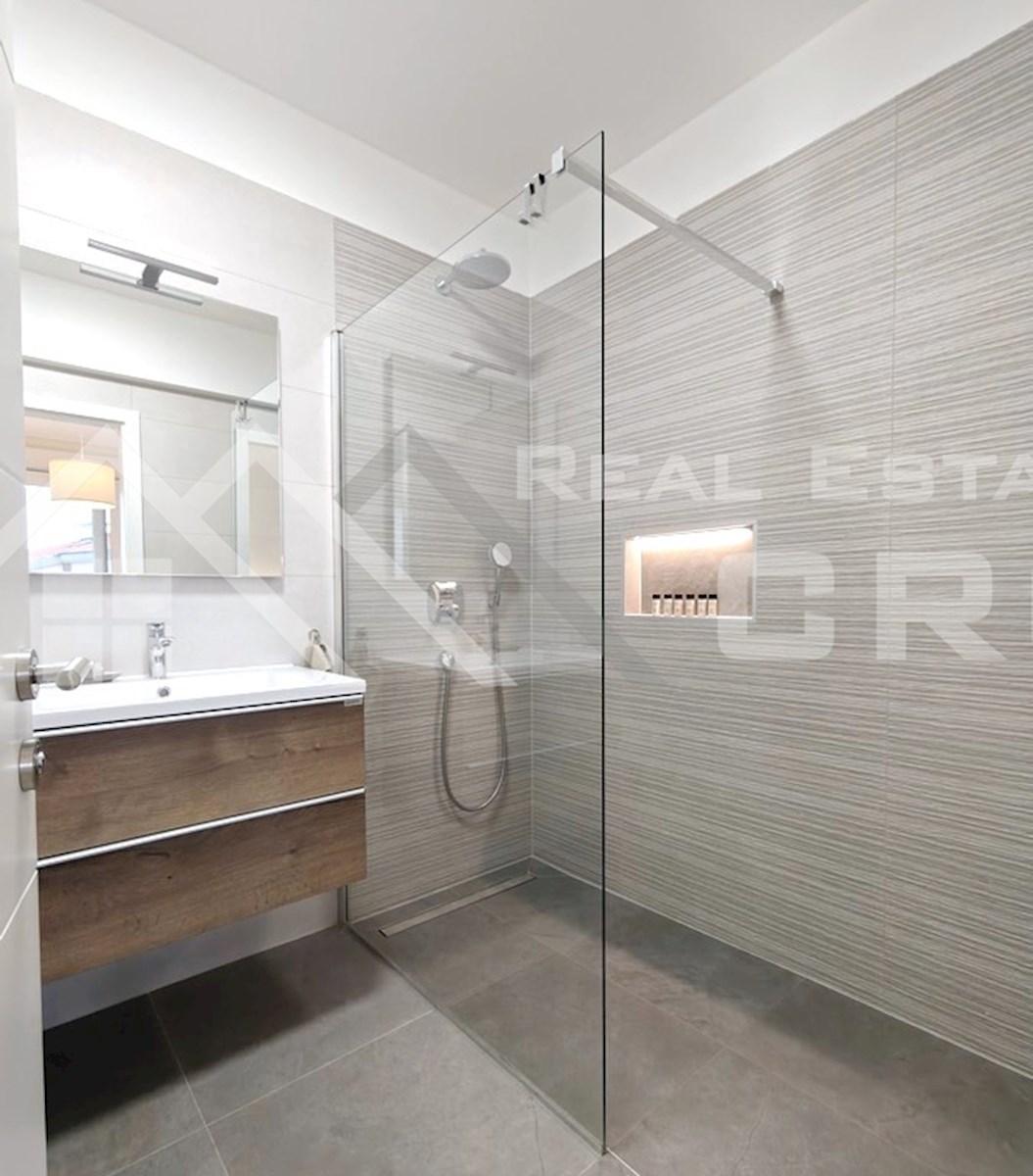 Nepremičnine Čiovo - Penthouse s strešno teraso in čudovitim pogledom na morje, v ekskluzivni novogradnji, prodamo