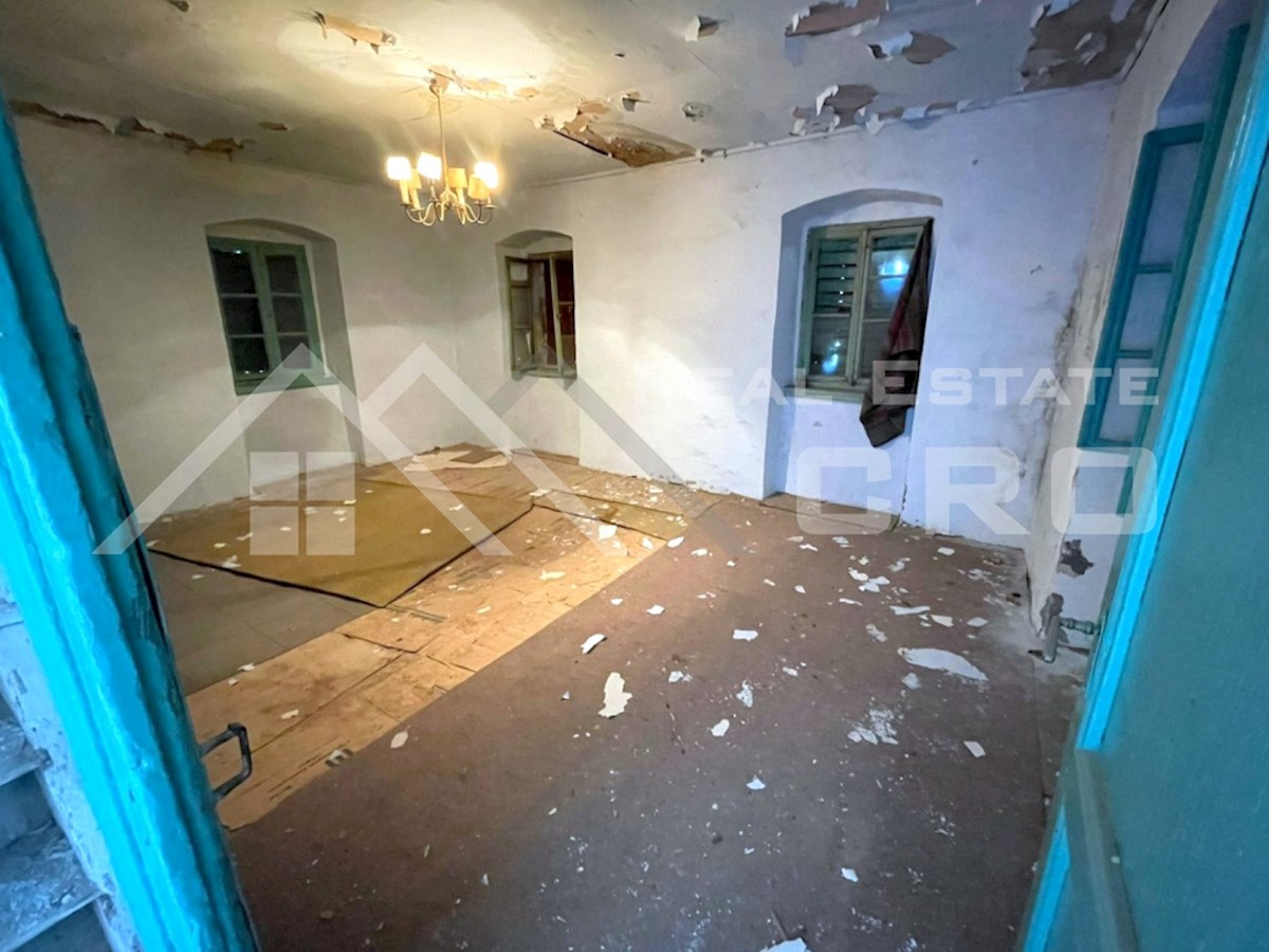 Nepremičnine Brač - Avtentična kamnita hiša za prenovo, v središču mesta, naprodaj