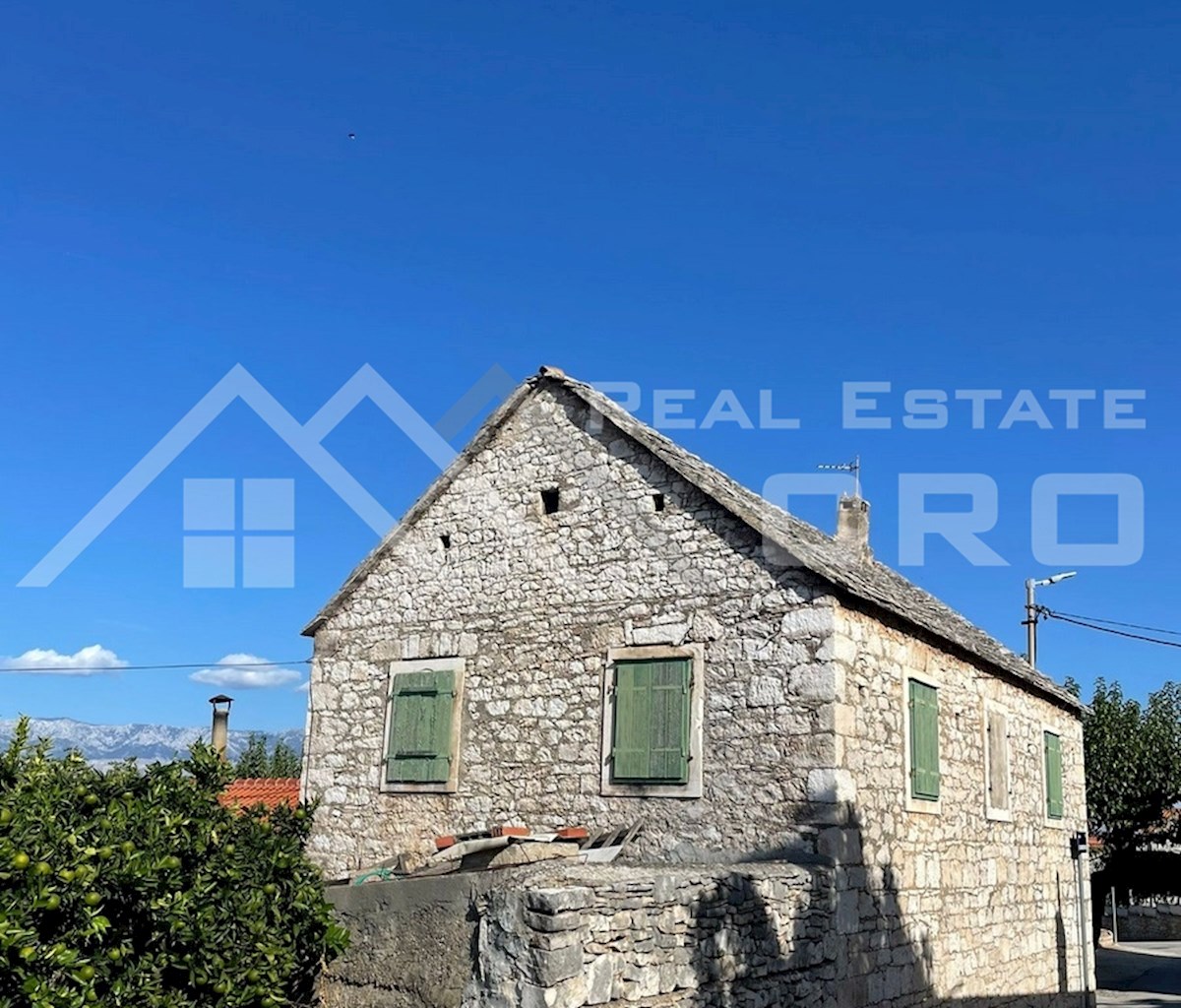 Nepremičnine Brač - Avtentična kamnita hiša za prenovo, v središču mesta, naprodaj