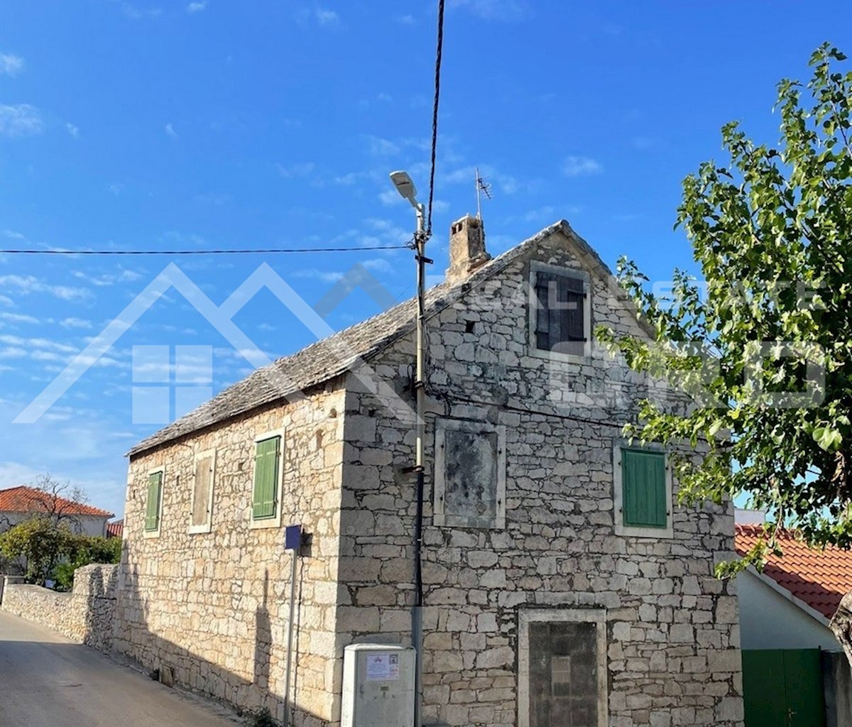 Nepremičnine Brač - Avtentična kamnita hiša za prenovo, v središču mesta, naprodaj