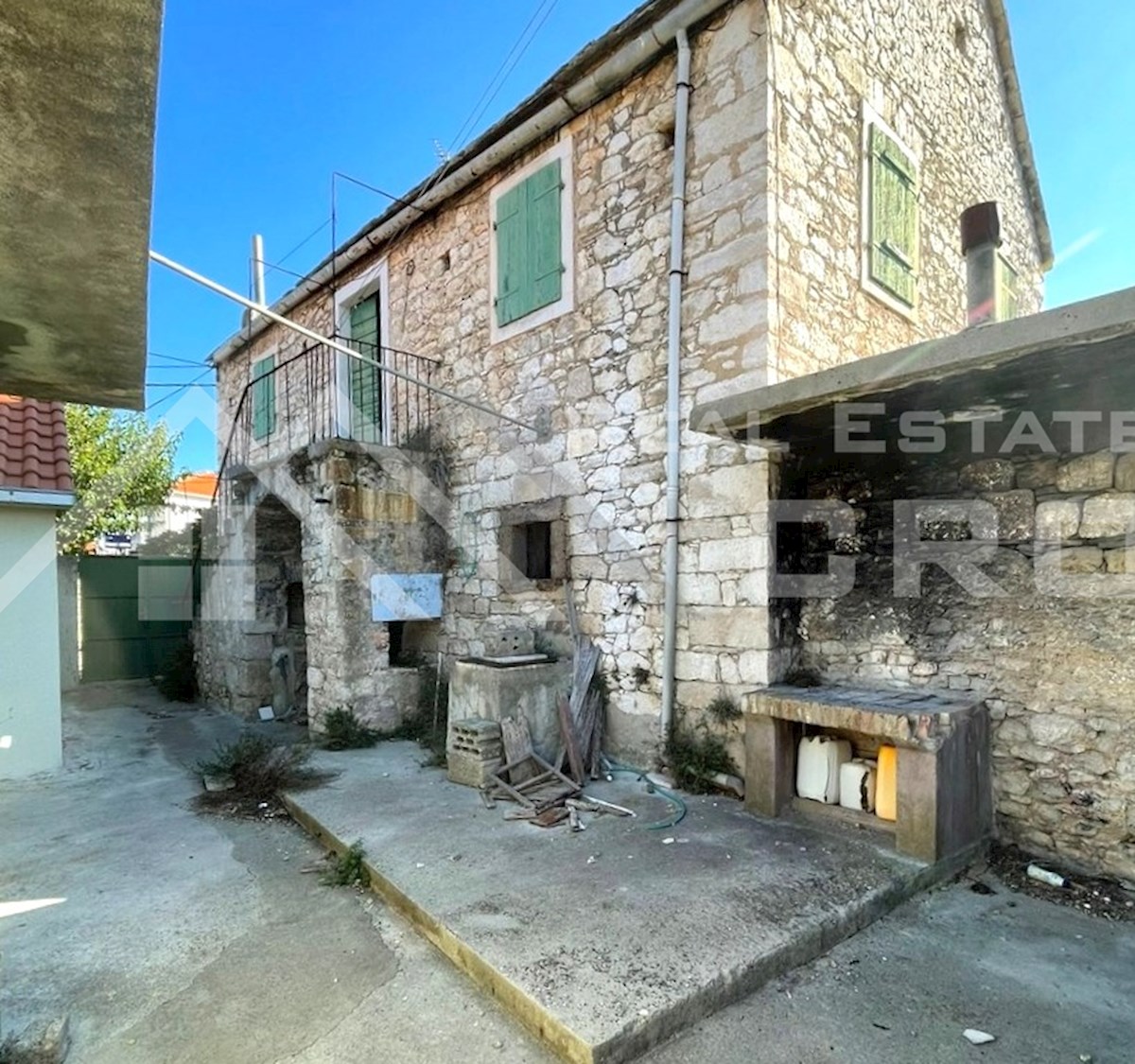 Nepremičnine Brač - Avtentična kamnita hiša za prenovo, v središču mesta, naprodaj