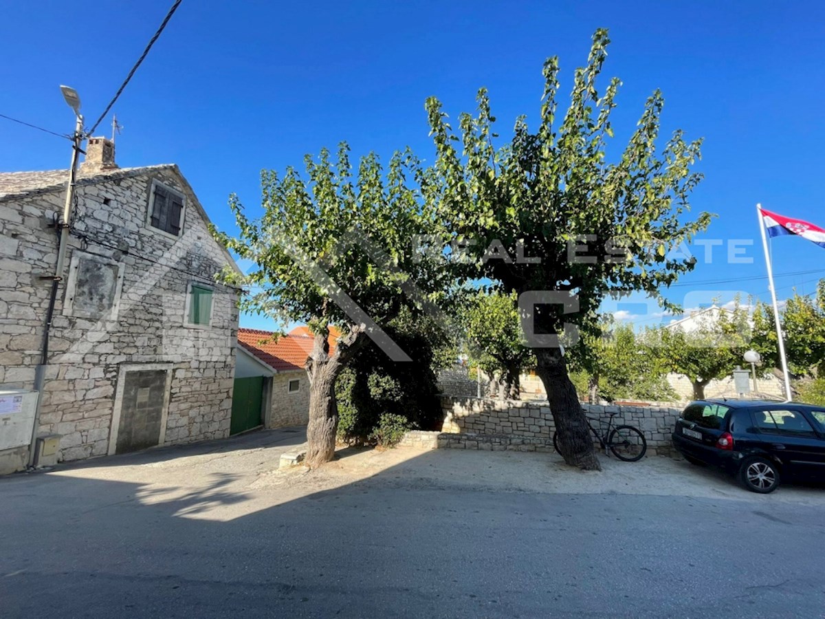 Nepremičnine Brač - Avtentična kamnita hiša za prenovo, v središču mesta, naprodaj