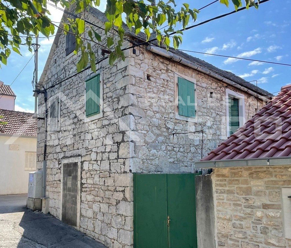 Nepremičnine Brač - Avtentična kamnita hiša za prenovo, v središču mesta, naprodaj