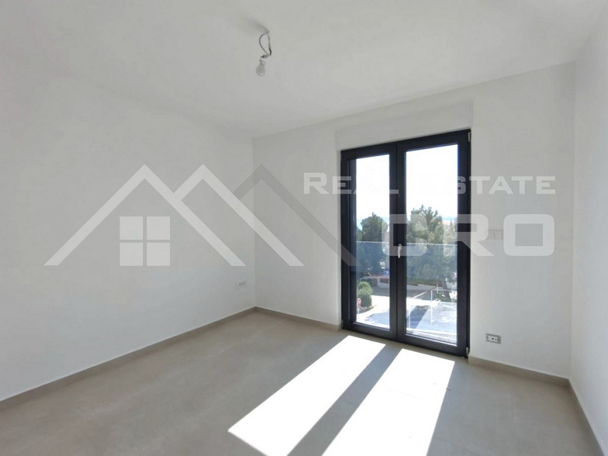 Nepremičnine Čiovo – Dvosobno stanovanje z razgledom na morje, v moderni novogradnji z dvigalom, naprodaj