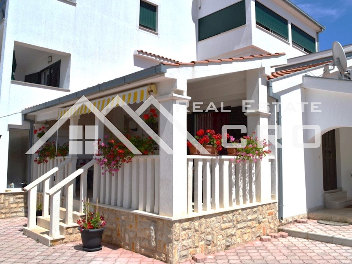 Nekretnine Trogir - Prostrana apartmajska vila lepo urejena za turizem, okolica Trogirja, prodaja