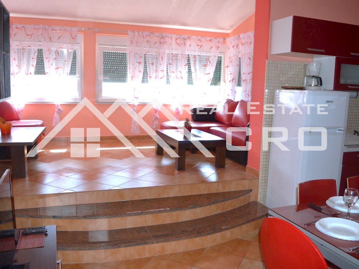 Nekretnine Trogir - Prostrana apartmajska vila lepo urejena za turizem, okolica Trogirja, prodaja