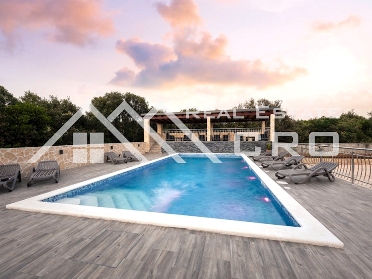 Nekretnine Trogir - Prostrana apartmajska vila lepo urejena za turizem, okolica Trogirja, prodaja