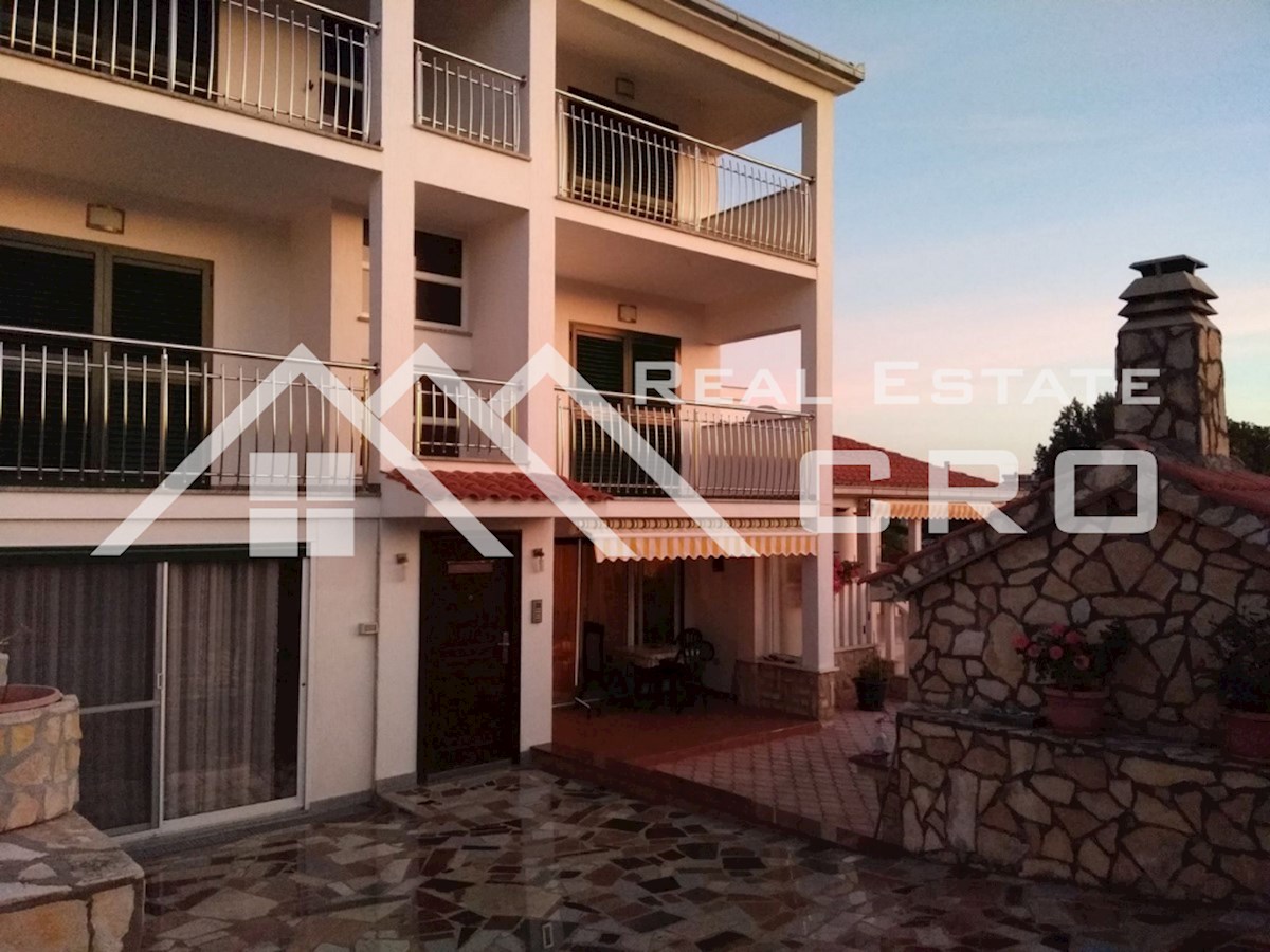 Nekretnine Trogir - Prostrana apartmajska vila lepo urejena za turizem, okolica Trogirja, prodaja