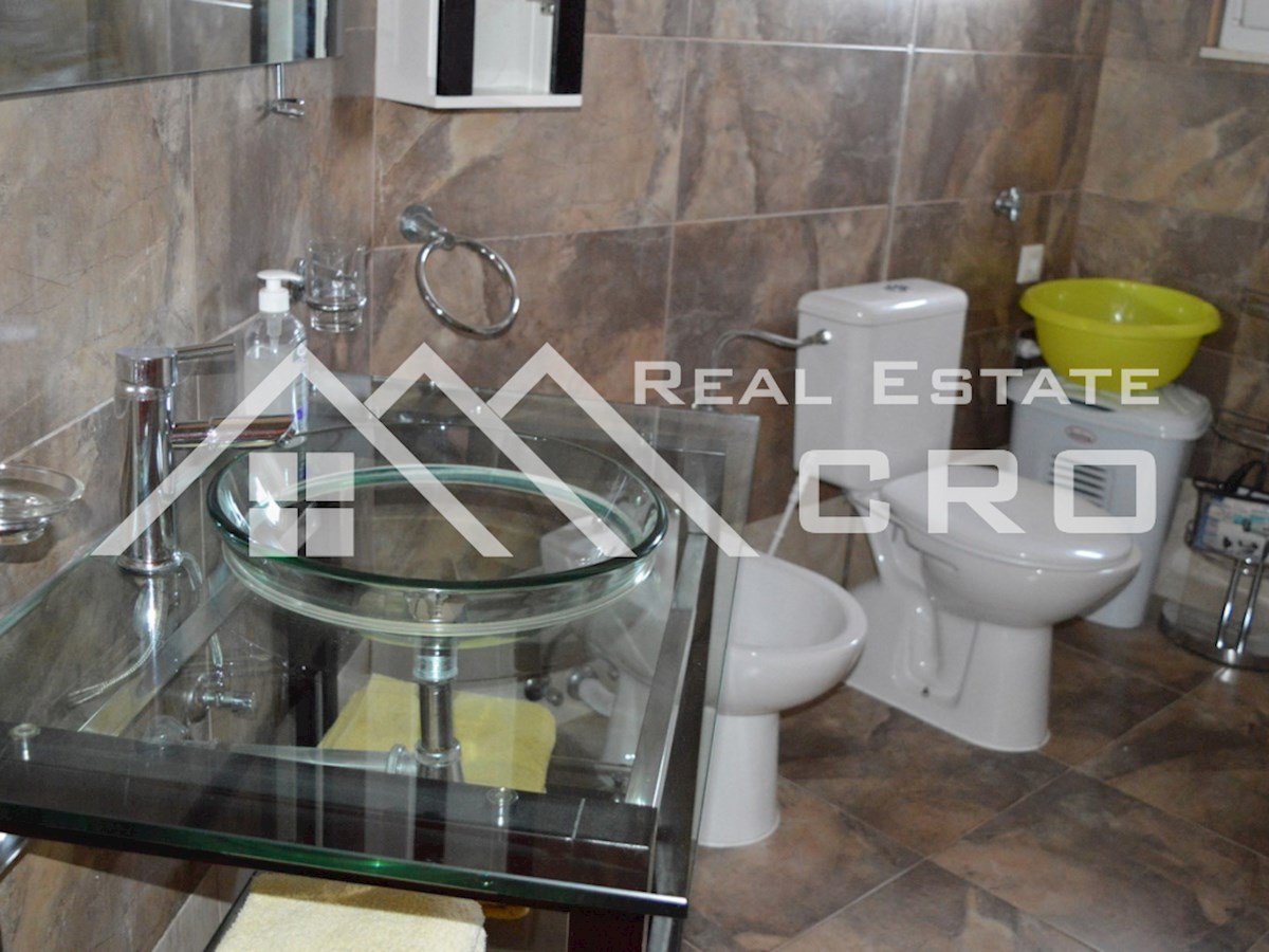 Nekretnine Trogir - Prostrana apartmajska vila lepo urejena za turizem, okolica Trogirja, prodaja