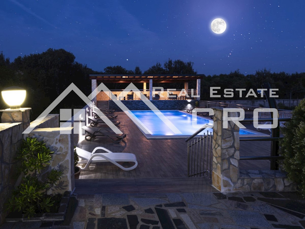 Nekretnine Trogir - Prostrana apartmajska vila lepo urejena za turizem, okolica Trogirja, prodaja