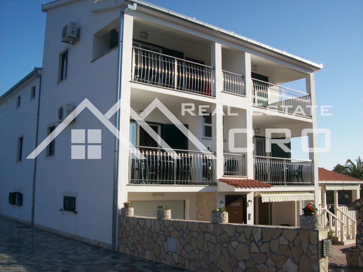 Nekretnine Trogir - Prostrana apartmajska vila lepo urejena za turizem, okolica Trogirja, prodaja