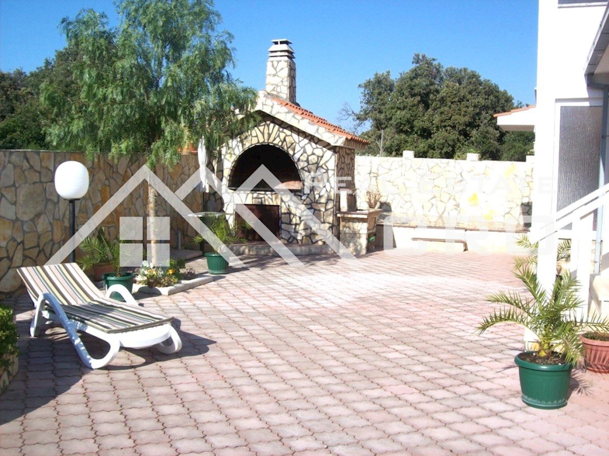 Nekretnine Trogir - Prostrana apartmajska vila lepo urejena za turizem, okolica Trogirja, prodaja