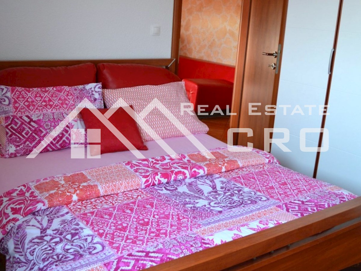 Nekretnine Trogir - Prostrana apartmajska vila lepo urejena za turizem, okolica Trogirja, prodaja