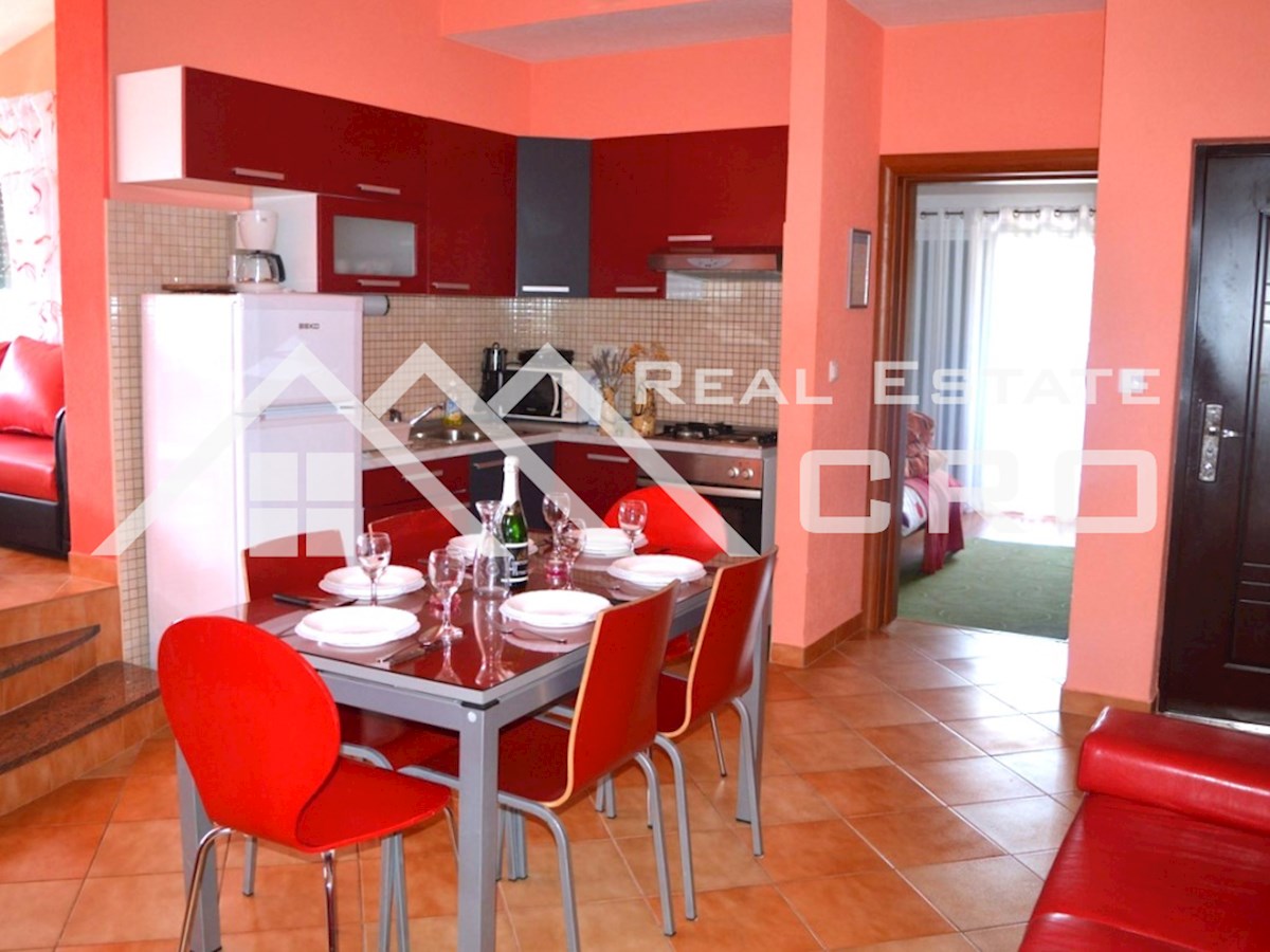 Nekretnine Trogir - Prostrana apartmajska vila lepo urejena za turizem, okolica Trogirja, prodaja