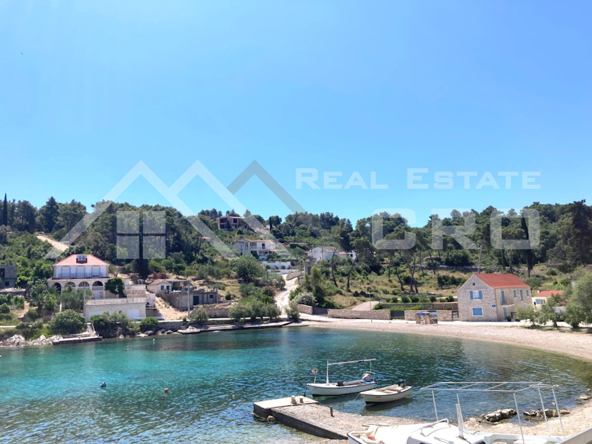 Nekretnine Šolta - Zazidljivo zemljišče v mirnem okolju, nedaleč od plaže, prodamo