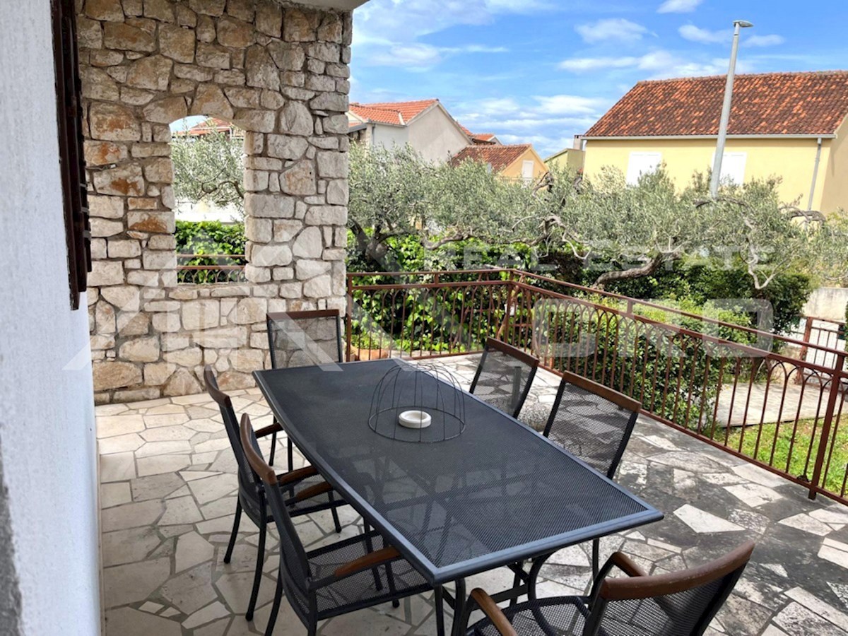 Nepremičnine Brac - hiša z ločenim studijskim stanovanjem in mediteranskim vrtom, na mirni lokaciji, prodamo