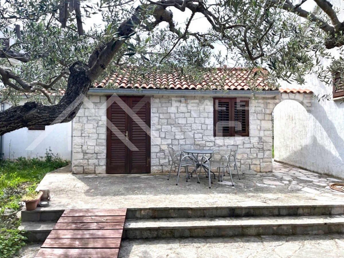 Nepremičnine Brac - hiša z ločenim studijskim stanovanjem in mediteranskim vrtom, na mirni lokaciji, prodamo