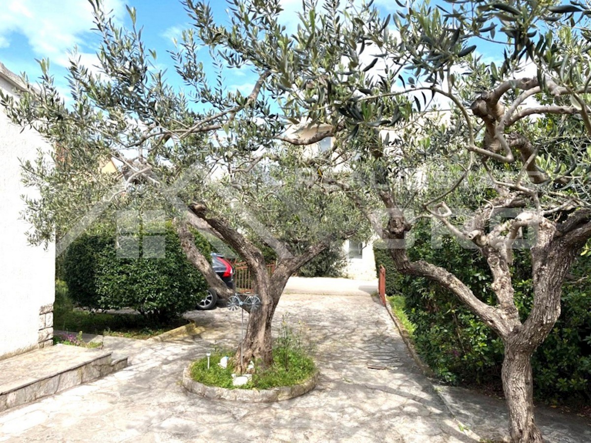 Nepremičnine Brac - hiša z ločenim studijskim stanovanjem in mediteranskim vrtom, na mirni lokaciji, prodamo
