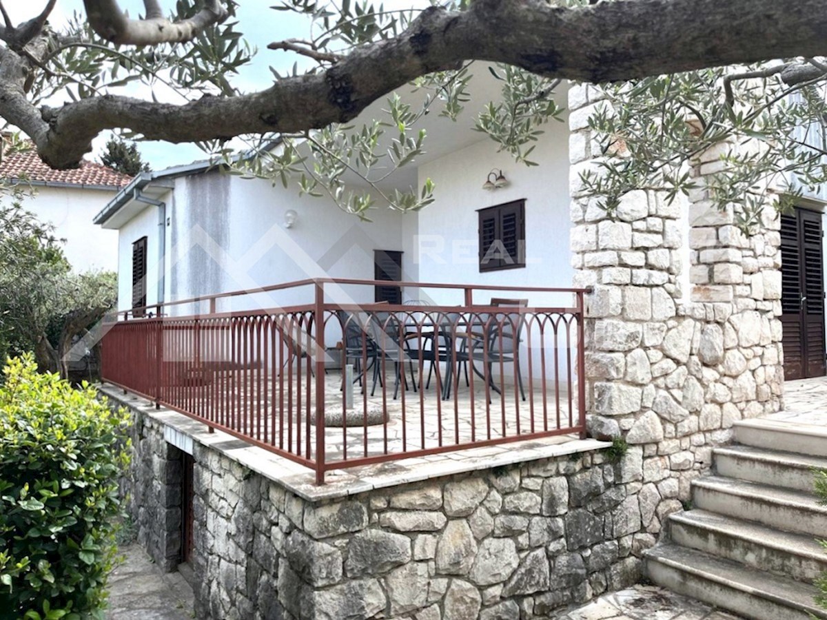 Nepremičnine Brac - hiša z ločenim studijskim stanovanjem in mediteranskim vrtom, na mirni lokaciji, prodamo
